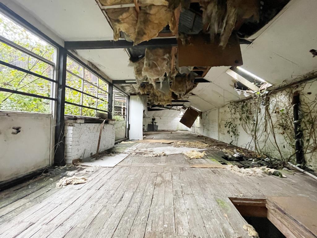 Lot: 117 - FREEHOLD SITE WITH PLANNING FOR FOUR FLATS - Dilapidated former workshop